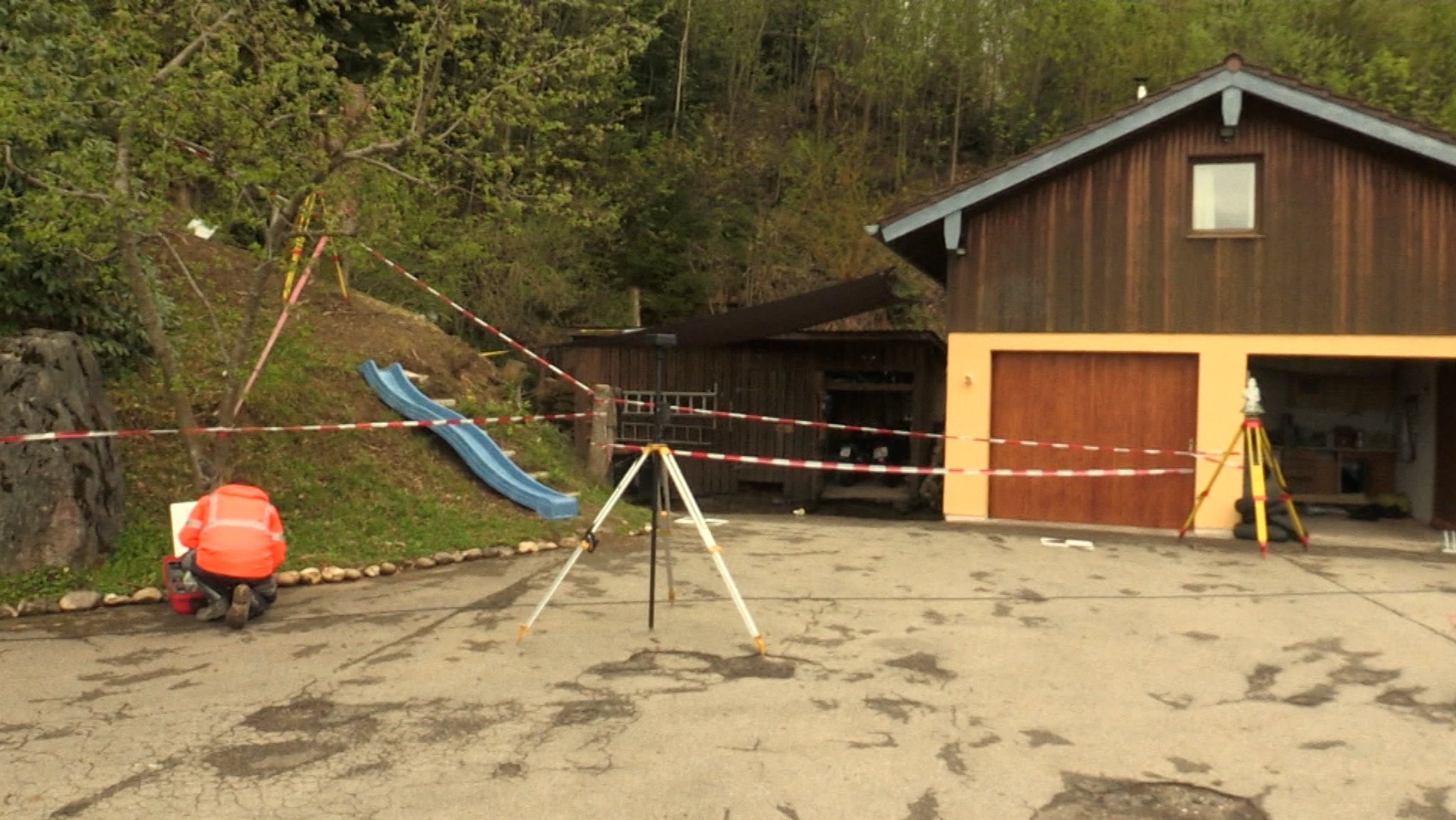 Unmittelbar neben einem Wohnhaus in Teisendorf hat sich am Freitag plötzlich ein fünf Meter breiter Krater aufgetan. 