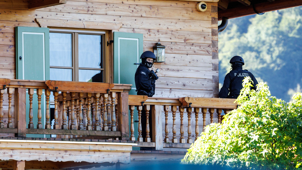 21.09.2022: Maskierte Polizisten stehen bei einer Razzia vor einem Haus in Rottach-Egern, das mit dem russischen Oligarchen Usmanov in Verbindung gebracht wird.