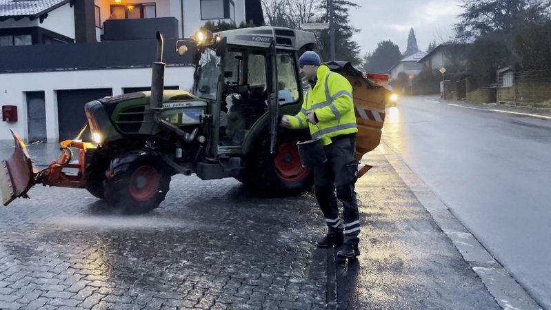 Glatte Straßen beschäftigten die Einsatzkräfte am Dienstag vor allem im Norden Bayerns.,