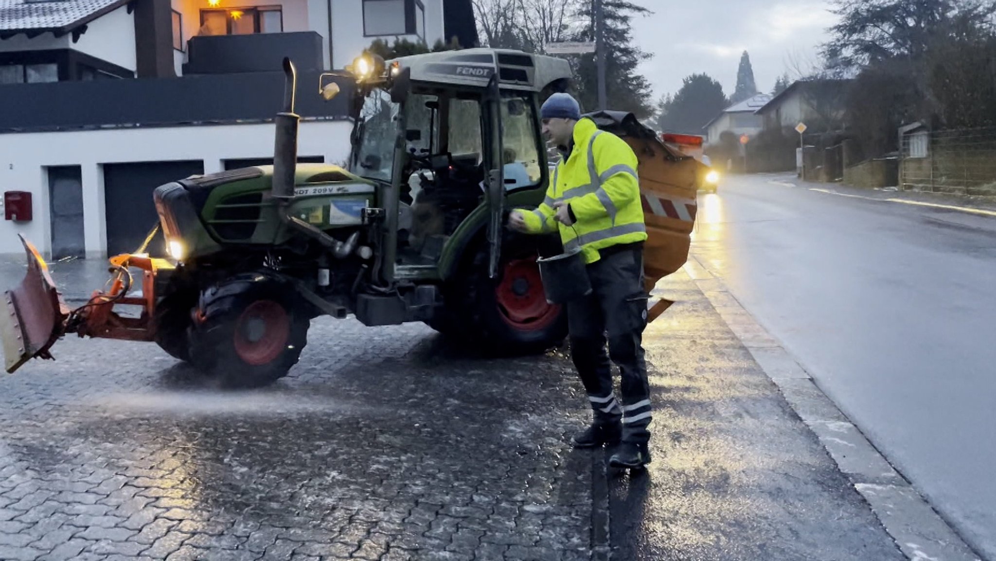 Glatte Straßen beschäftigten die Einsatzkräfte am Dienstag vor allem im Norden Bayerns.,