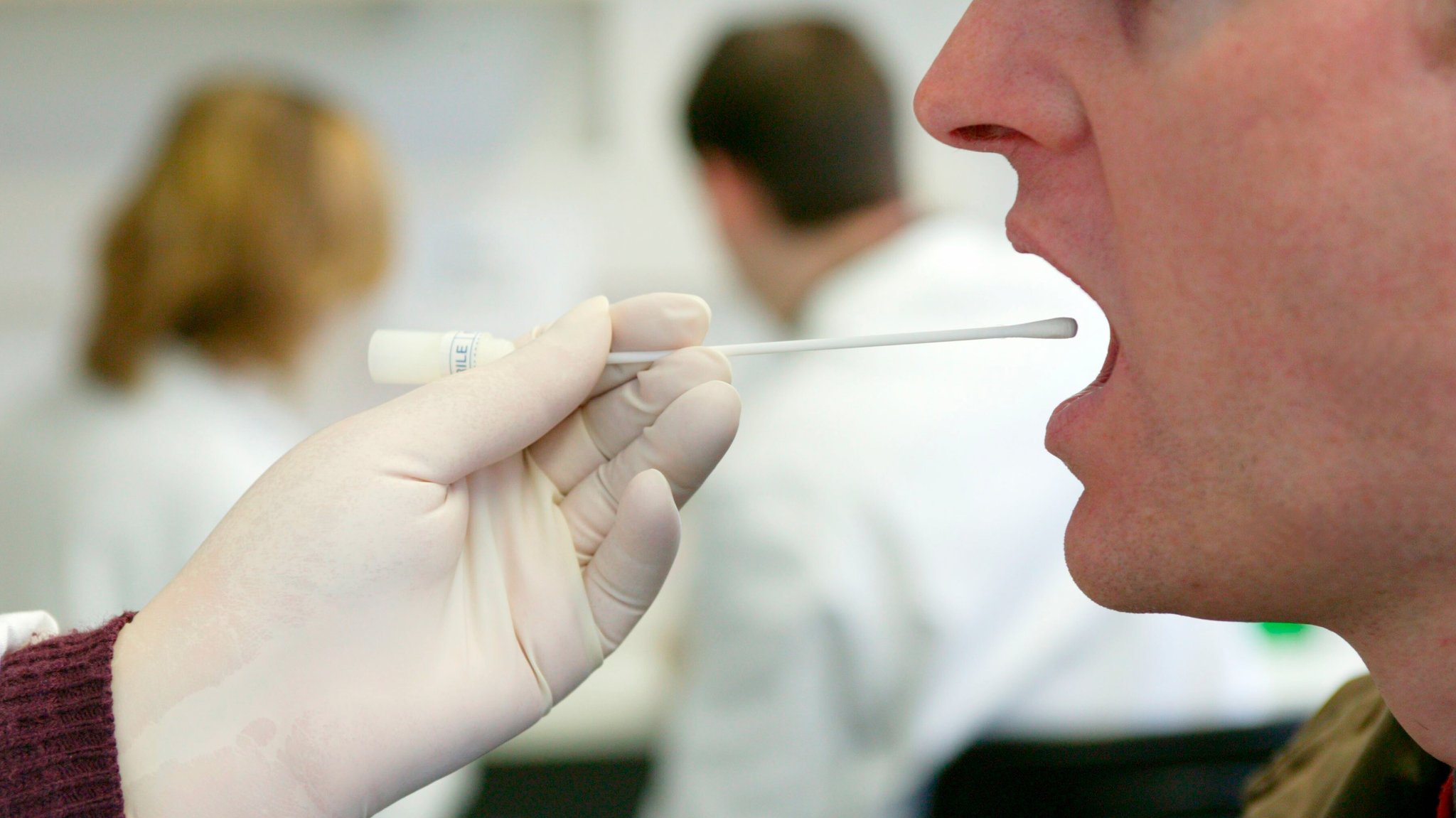 Mann schickt Freund zum Vaterschaftstest – und fliegt auf