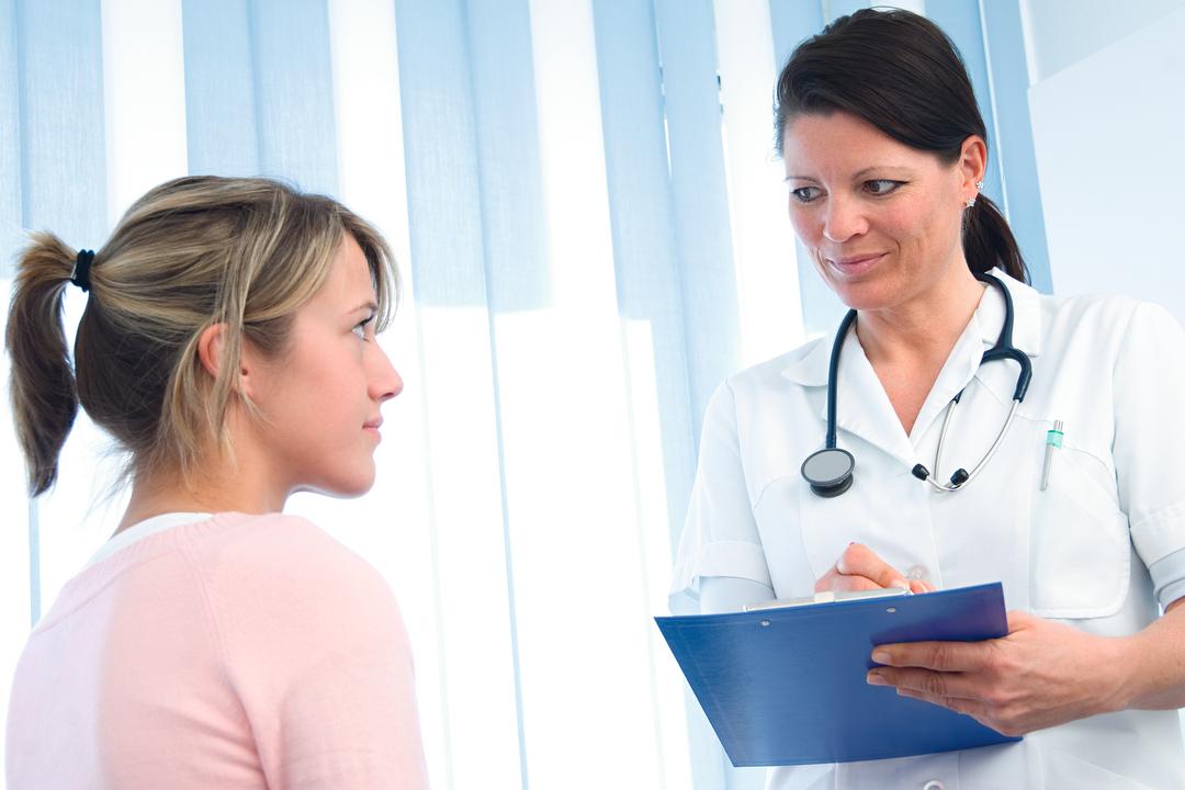 Eine junge Frau bei einer Ärztin (Symbolbild)