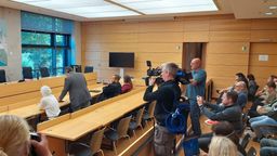 Eine Erzieherin wurde wegen der Misshandlung Schutzbefohlener am Landgericht Würzburg zu einem Jahr und zehn Monaten auf Bewährung verurteilt. | Bild:Bayerischer Rundfunk 2024