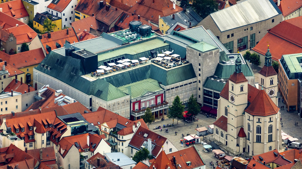 Blick von oben auf den Galeria Kaufhof-Standort in der Regensburg Altstadt 