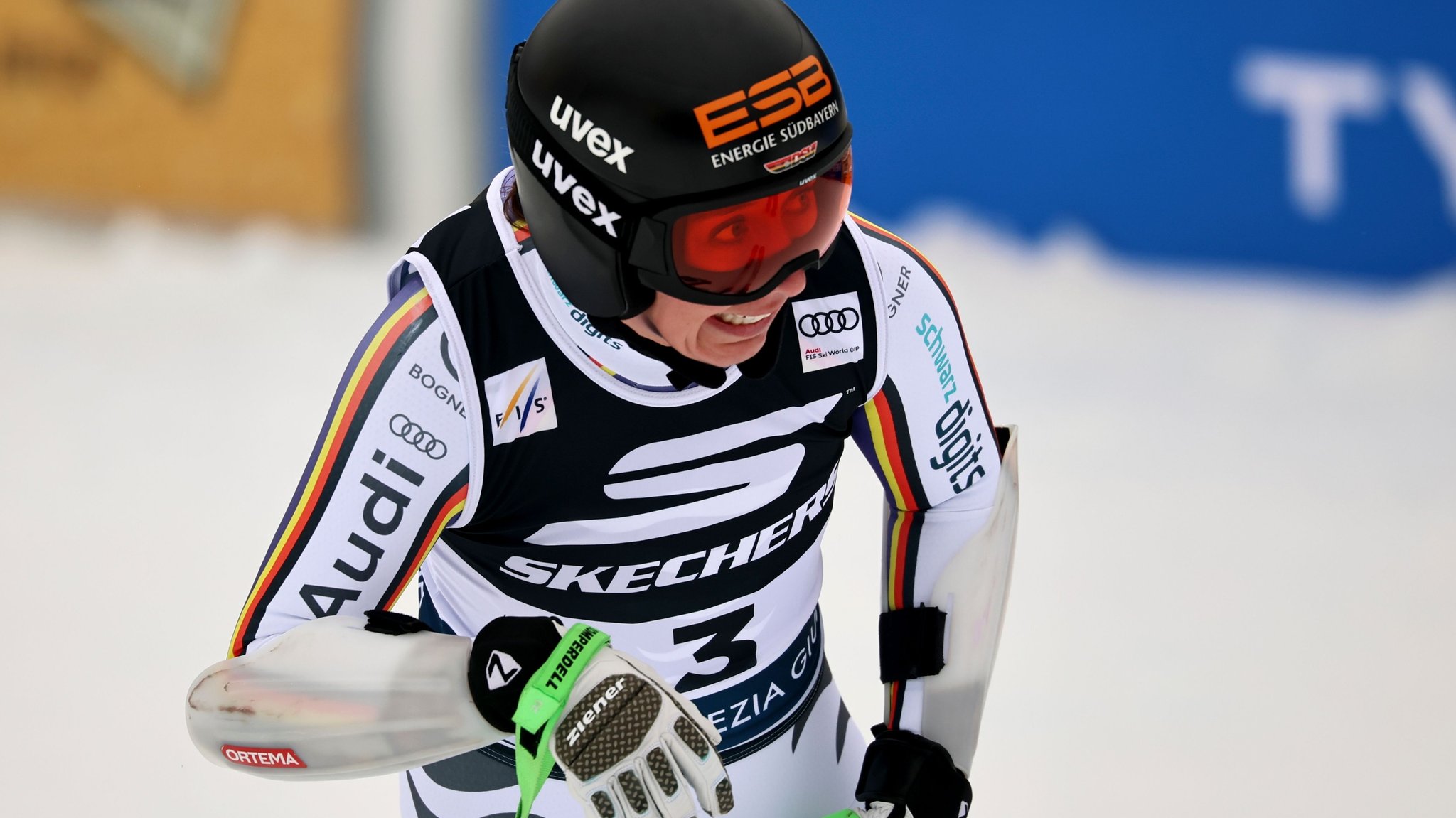 18.01.2026, Italien, Tarvisio: Ski alpin: Weltcup, Super G, Frauen: Die deutsche Kira Weidle-Winkelmann kontrolliert ihre Zeit im Zielbereich. Foto: Marco Trovati/AP/dpa +++ dpa-Bildfunk +++ | Bild: dpa-Bildfunk/Marco Trovati 18.01.2026, Italien, Tarvisio: Ski alpin: Weltcup, Super G, Frauen: Die deutsche Kira Weidle-Winkelmann kontrolliert ihre Zeit im Zielbereich. Foto: Marco Trovati/AP/dpa +++ dpa-Bildfunk +++