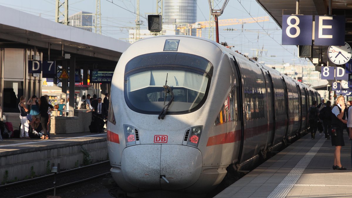 Ein ICE-Zug steht im Nürnberger Hauptbahnhof.