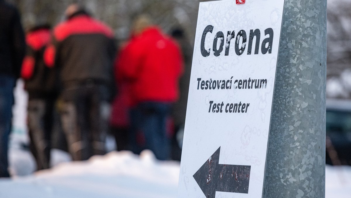 "Corona Testcenter" steht auf einem Schild vor einer Corona-Teststation an der deutsch-tschechischen Grenze