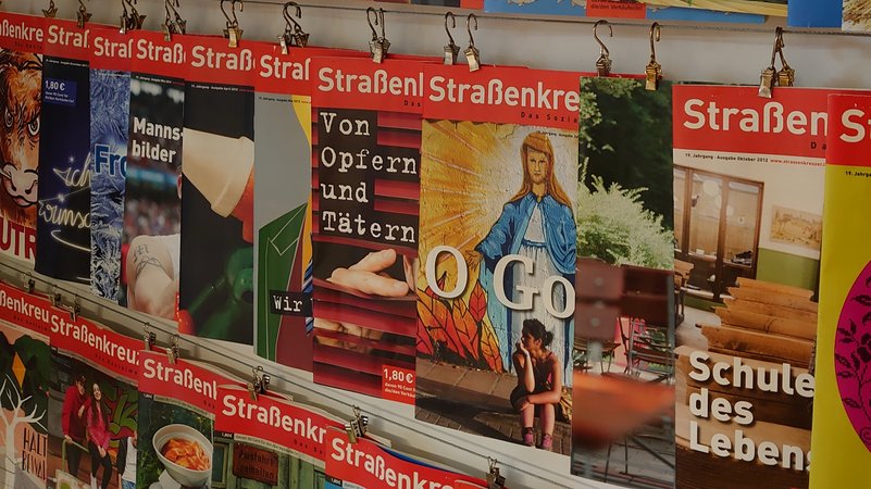 In der Zentrale des Vereins hängen die Ausgaben des Straßenkreuzers aus drei Jahrzehnten.. | Bild: BR / Ulrike Nikola In der Zentrale des Vereins hängen die Ausgaben des Straßenkreuzers aus drei Jahrzehnten..