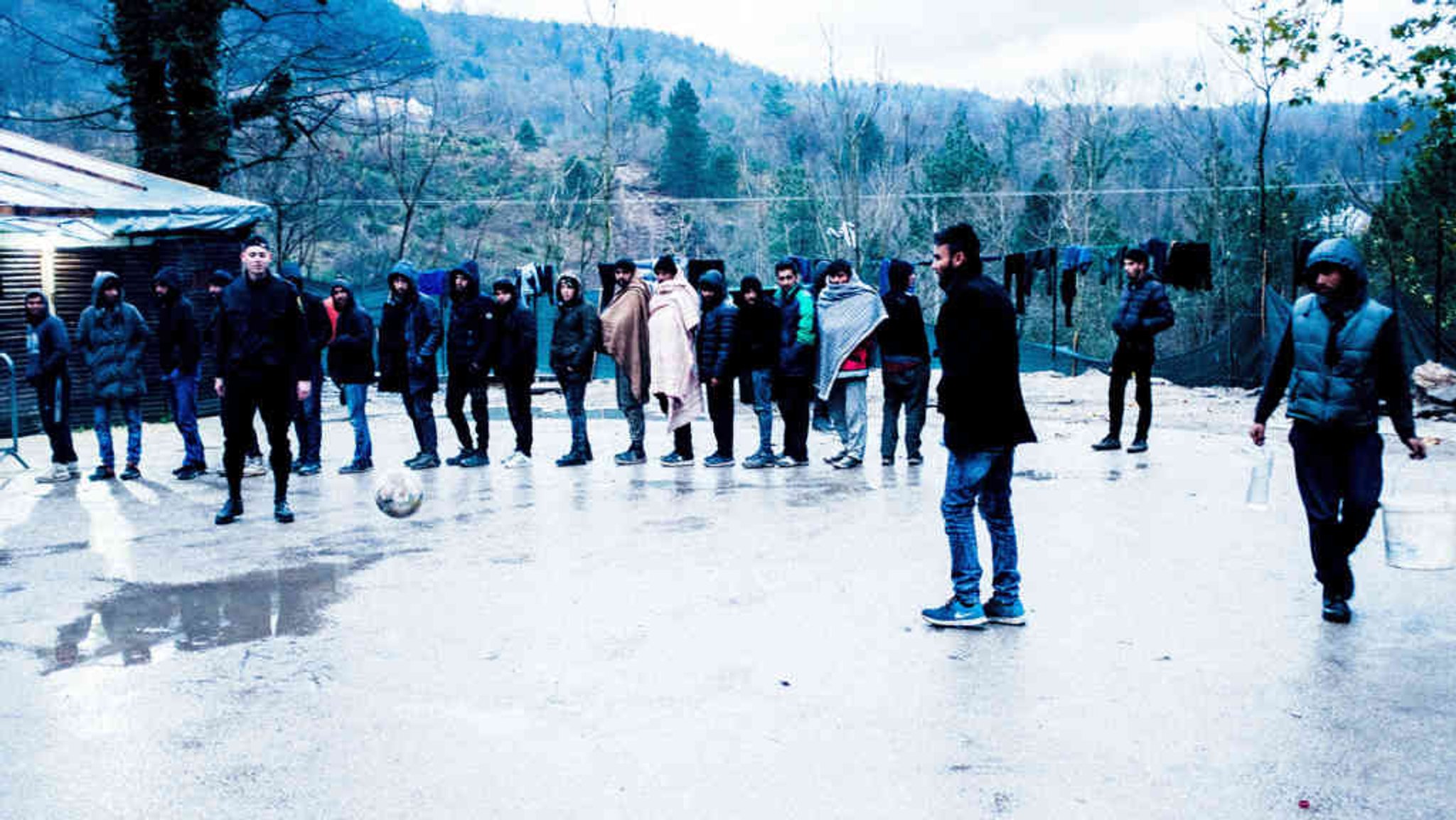 Migranten und Flüchtlinge in einem verlassenen Schülerwohnheim in Bihac.