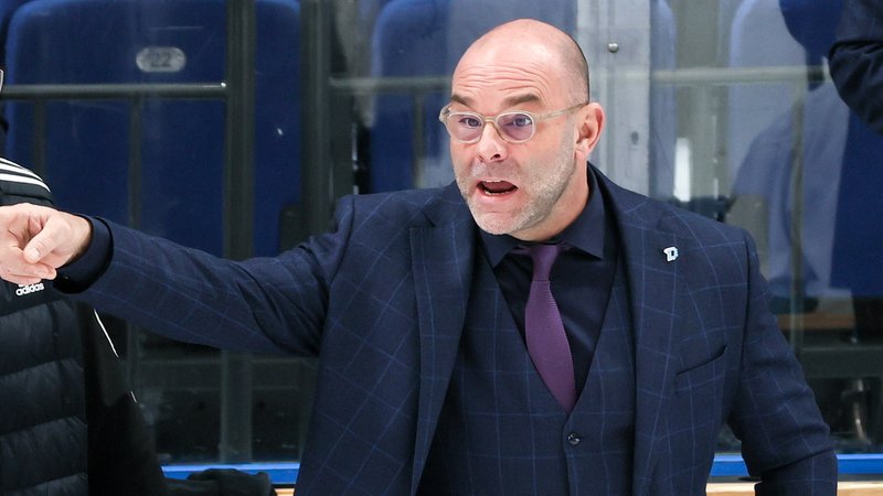 Craig Woodcroft wird neuer Trainer der Straubing Tigers. | Bild: pa/dpa/TASS/Sergei Savostyanov Craig Woodcroft wird neuer Trainer der Straubing Tigers.