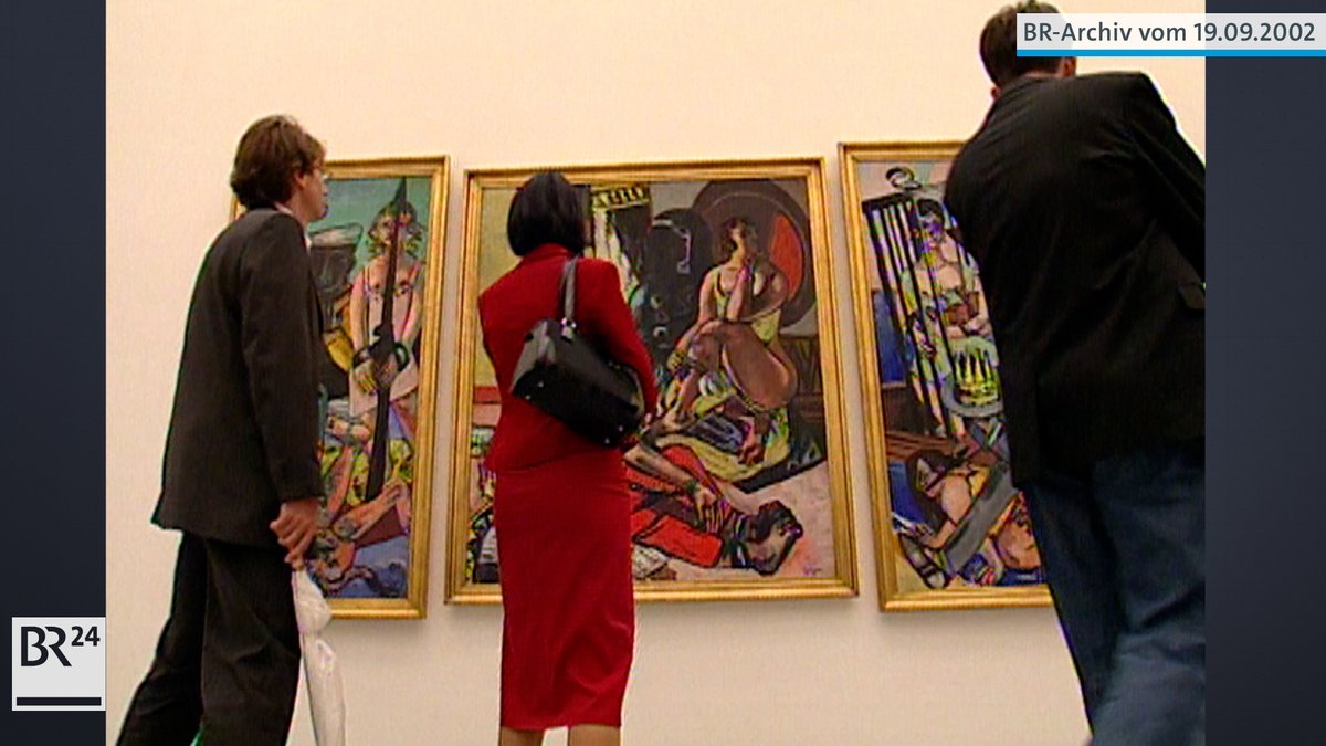 Besucher betrachten Moderne Kunst