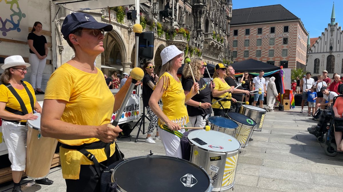 Zu sehen sind Musiker mit Trommeln auf dem Marienplatz