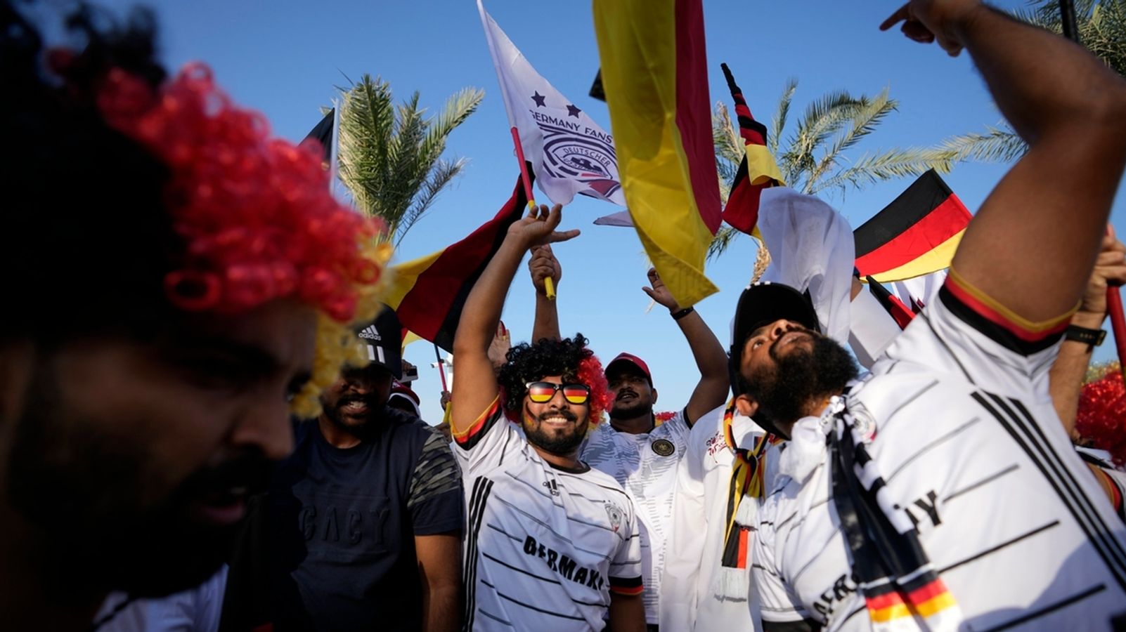 hjul Derfra dokumentarfilm WM in Katar: OK dementiert Medienberichte über "gekaufte" Fans | BR24