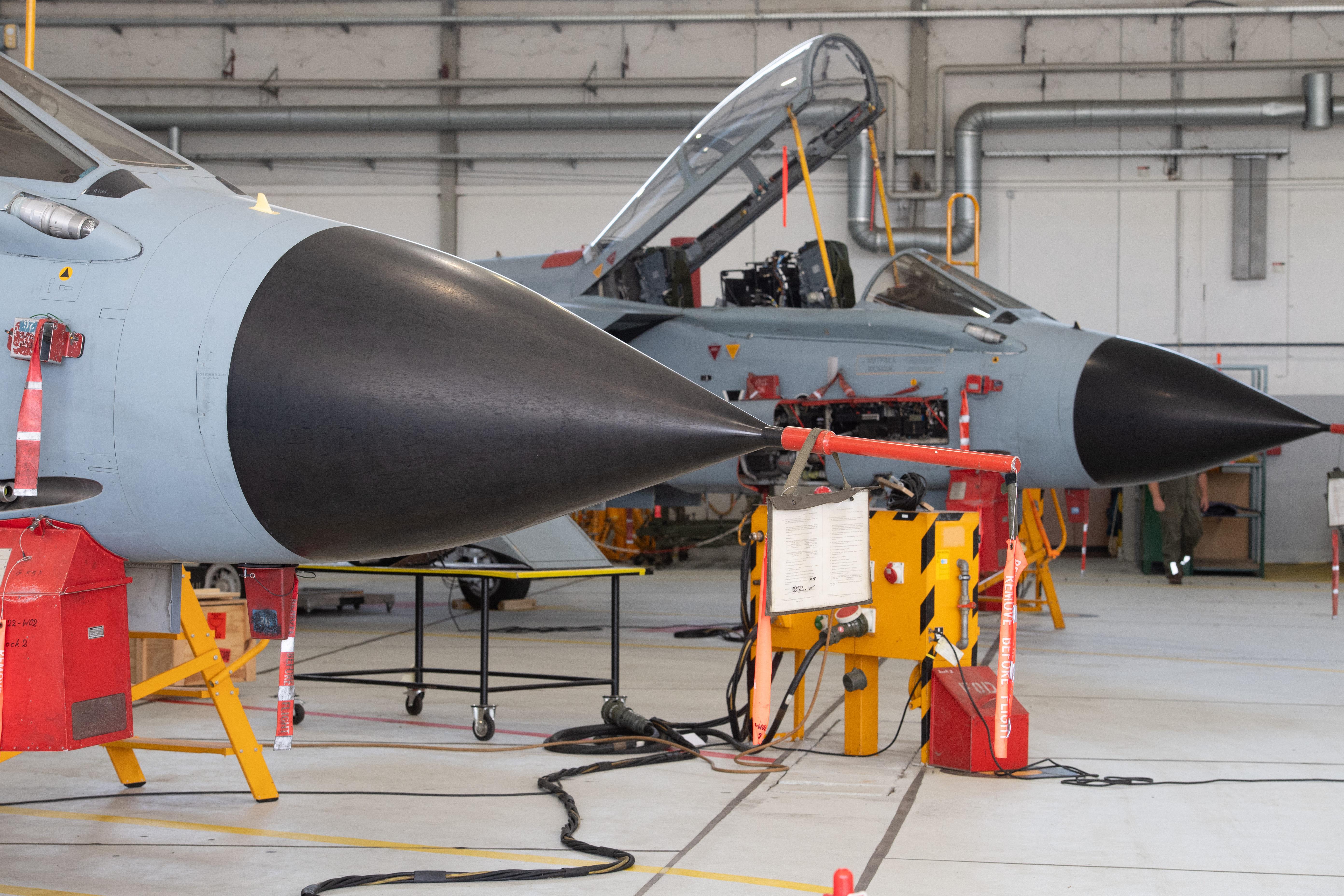 Zwei Tornado der Bundeswehr in der Wartung (Symbolbild)