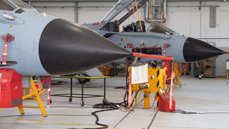 Zwei Tornado der Bundeswehr in der Wartung (Symbolbild) | Bild: pa/SvenSimon/Malte Ossowski Zwei Tornado der Bundeswehr in der Wartung (Symbolbild)