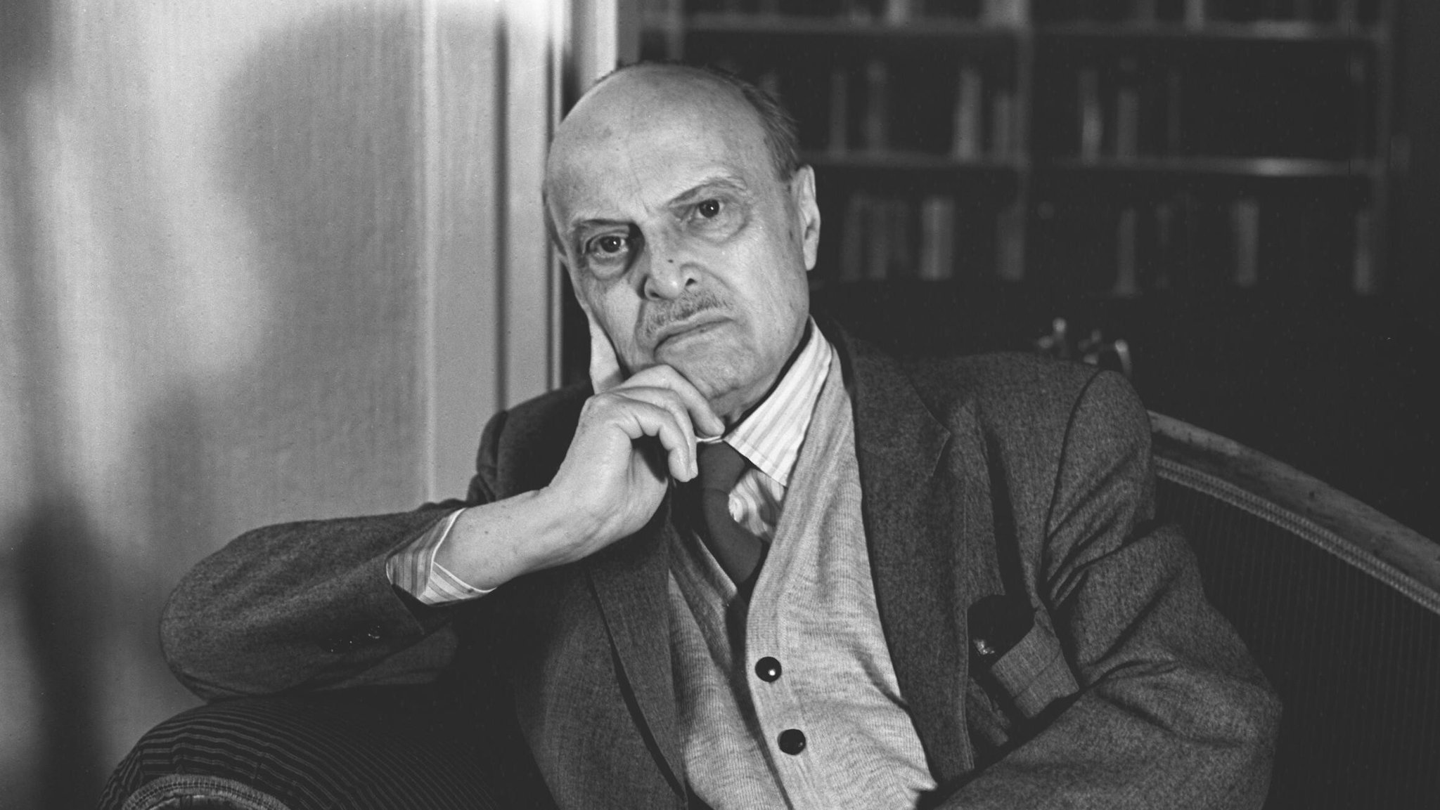 Schwarzweißaufnahme von Sebastian Haffner, nachdenklich in einem Sessel sitzend | Bild: picture alliance / teutopress Schwarzweißaufnahme von Sebastian Haffner, nachdenklich in einem Sessel sitzend