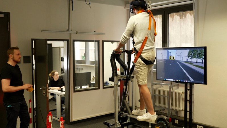 Mit dem E-Scooter-Simulator untersucht ein TUM-Medizinprofessor das Unfallrisiko. | Bild: Bayerischer Rundfunk 2025 Mit dem E-Scooter-Simulator untersucht ein TUM-Medizinprofessor das Unfallrisiko.