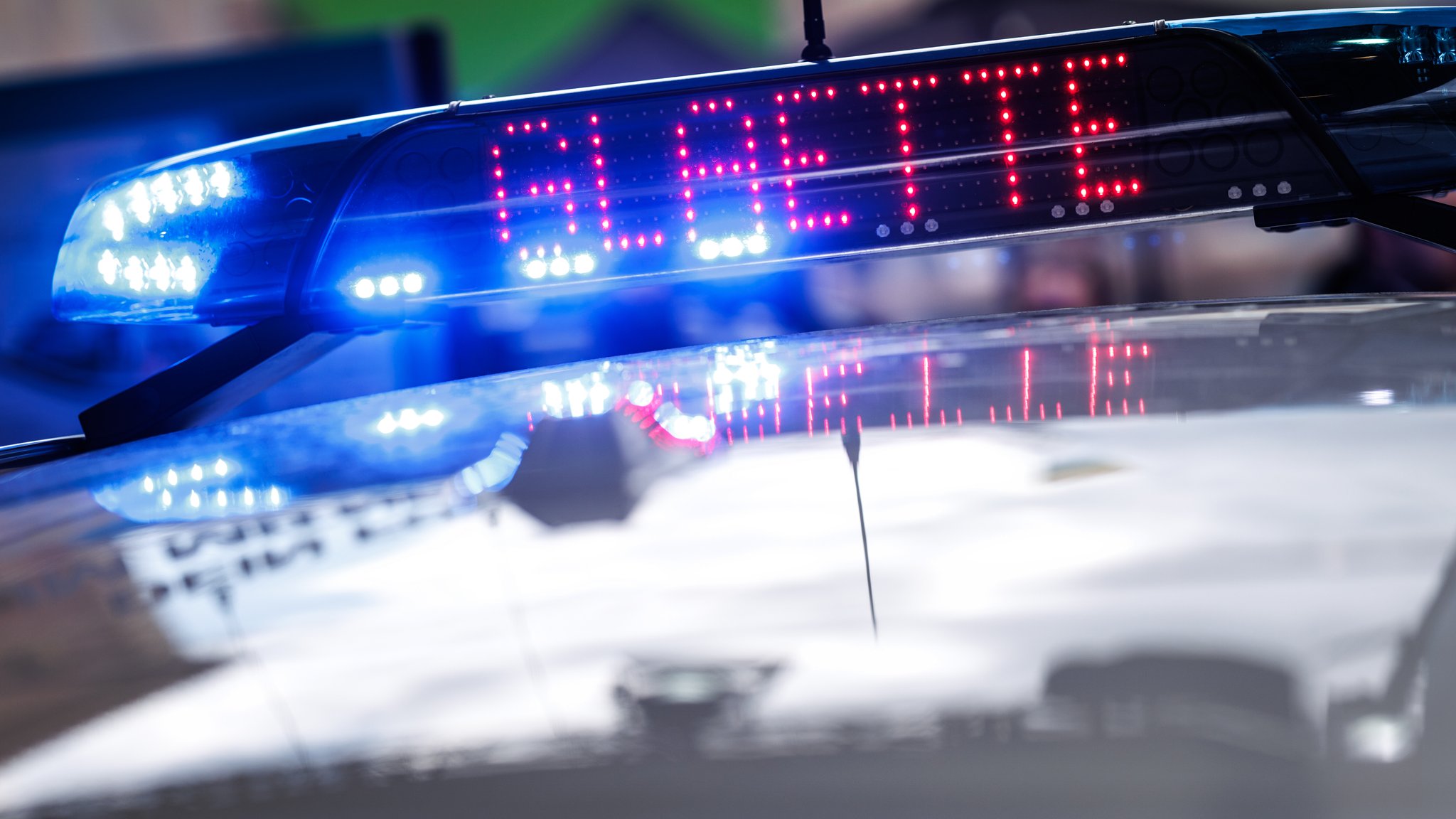 Blaulicht mit der Leuchtschrift "Glätte"an einem Einsatzfahrzeug der Bayerischen Polizei