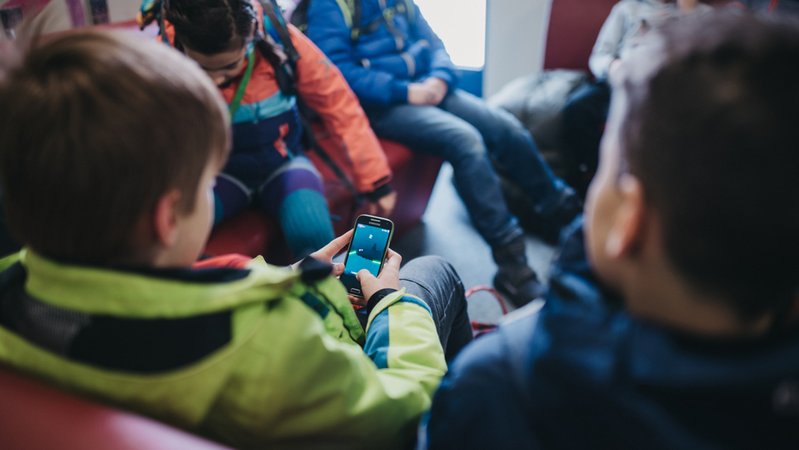 Schüler spielen am Handy. | Bild: BR/Julia Müller Schüler spielen am Handy.