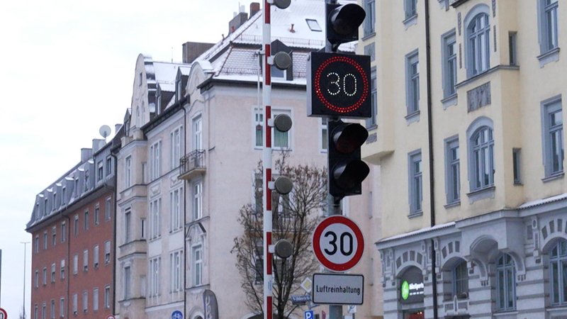 So schnell wie möglich soll jetzt das Tempolimit auf der Landshuter Allee aufgehoben werden. | Bild: Bayerischer Rundfunk 2026 So schnell wie möglich soll jetzt das Tempolimit auf der Landshuter Allee aufgehoben werden.
