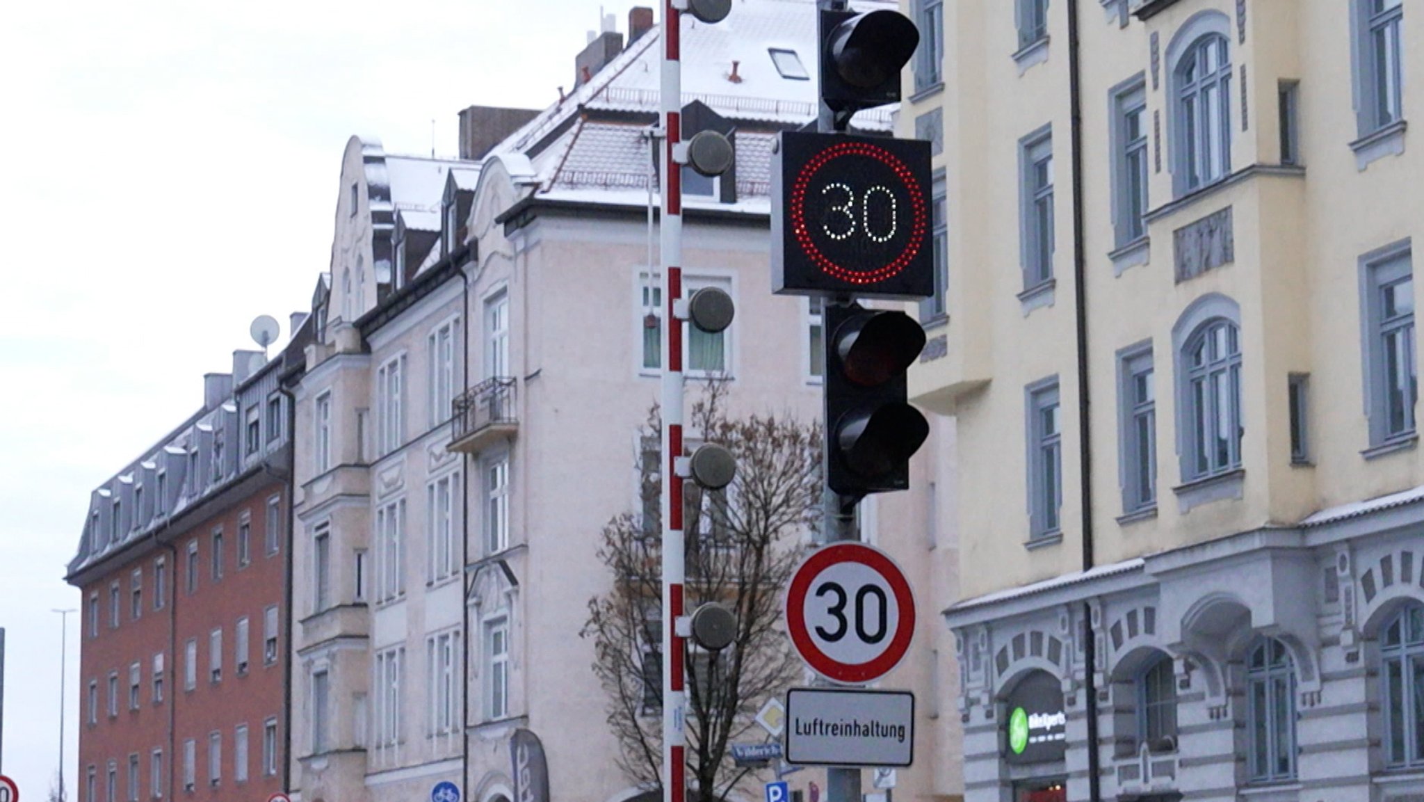 So schnell wie möglich soll jetzt das Tempolimit auf der Landshuter Allee aufgehoben werden. | Bild: Bayerischer Rundfunk 2026 So schnell wie möglich soll jetzt das Tempolimit auf der Landshuter Allee aufgehoben werden.