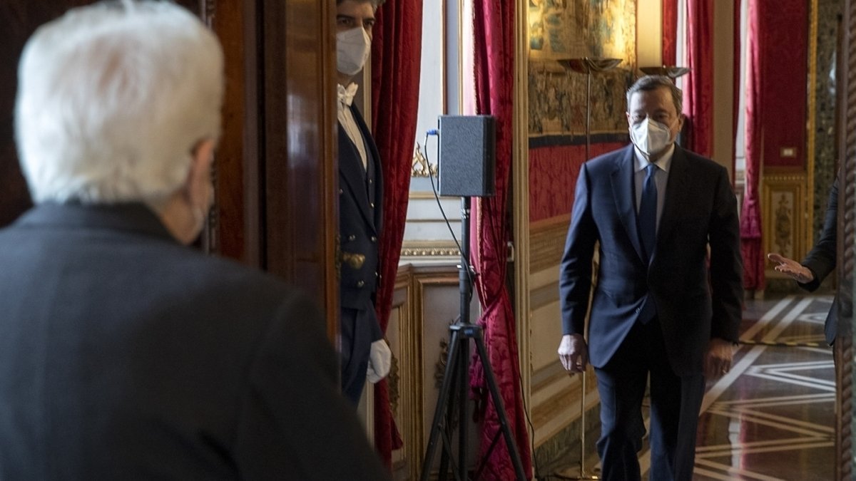 Italiens Staatspräsident Mattarella (l.) hat Ex-EZB-Chef Draghi (r.) ein Mandat zur Bildung eines Kabinetts angeboten.