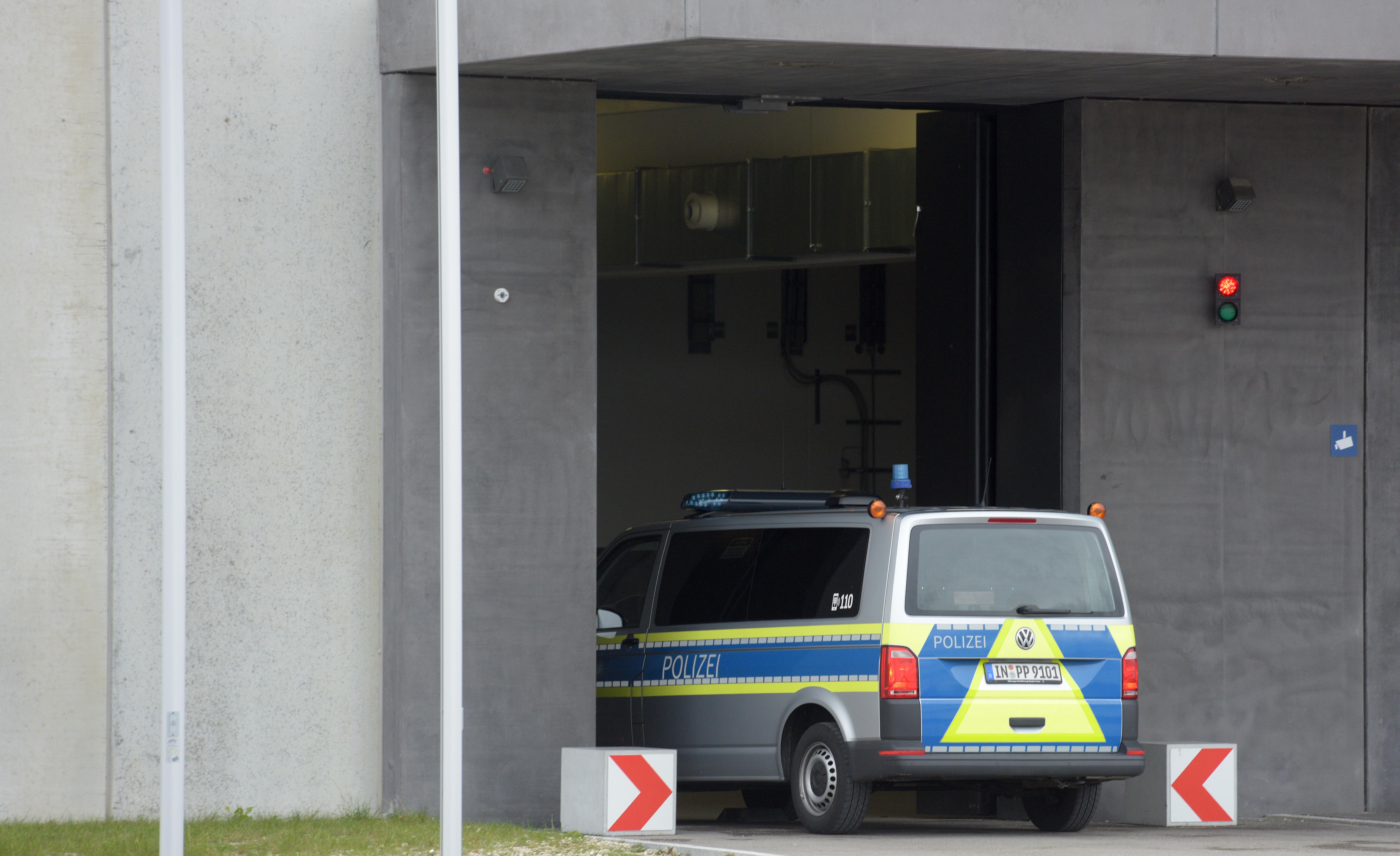 Ein Polizeifahrzeug aus Ingolstadt fährt in die Justizvollzugsanstalt Augsburg-Gablingen. 
