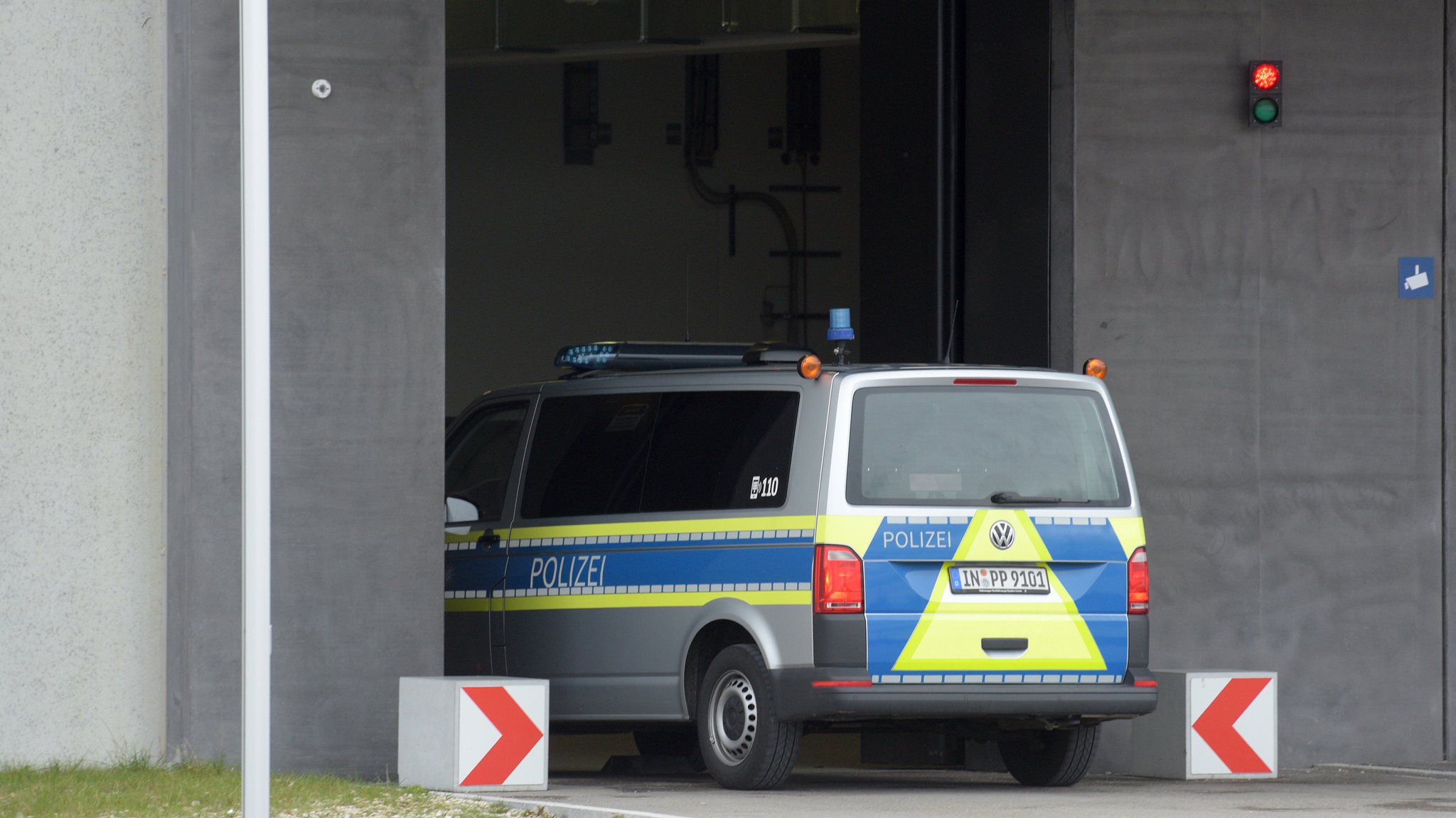 Ein Polizeifahrzeug aus Ingolstadt fährt in die Justizvollzugsanstalt Augsburg-Gablingen. 