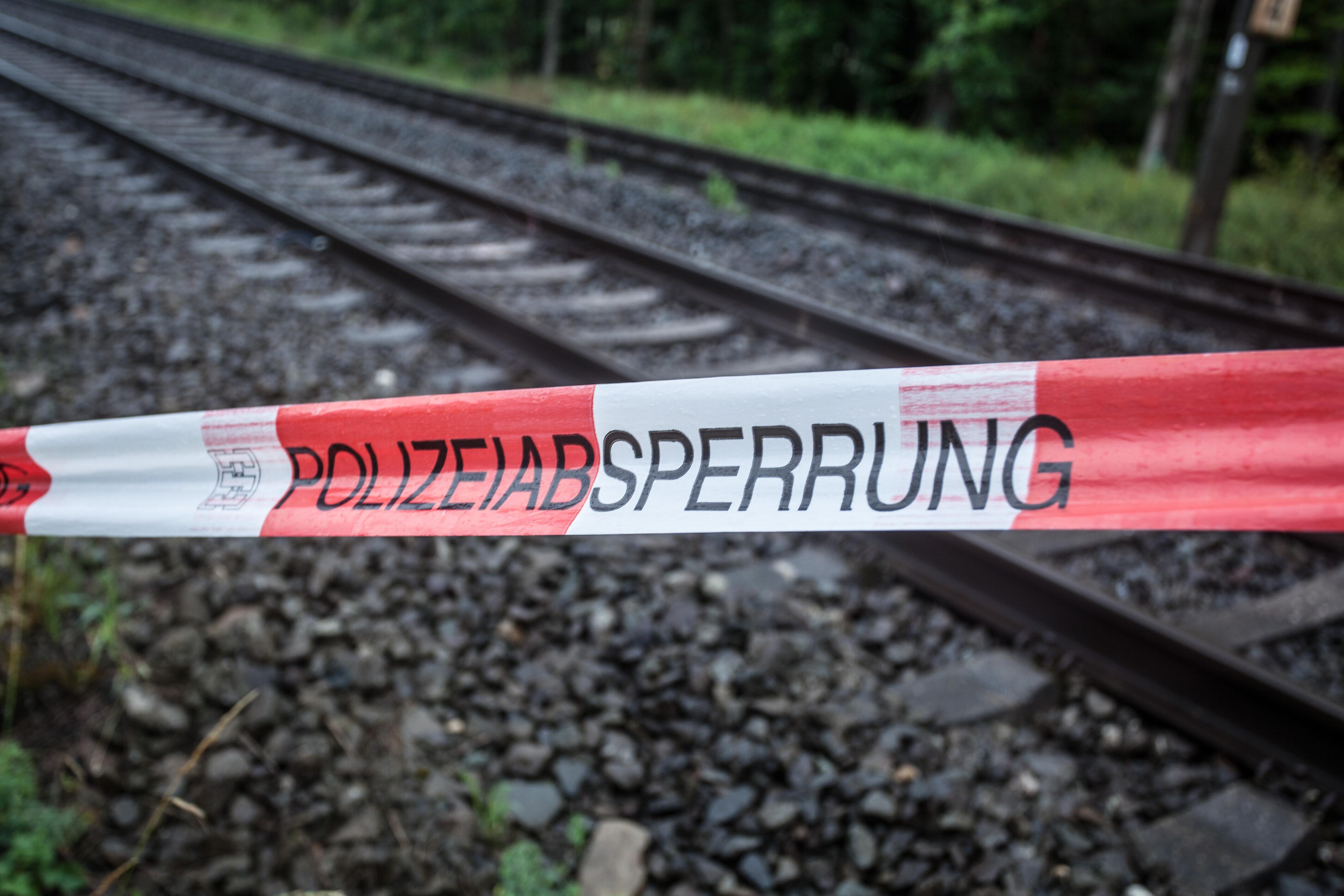Symbolbild: Polizeiabsperrung an einer Bahnstrecke.
