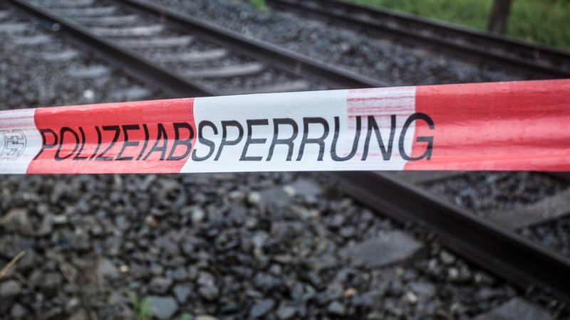 Symbolbild: Polizeiabsperrung an einer Bahnstrecke. | Bild: picture alliance / Fotostand | Fotostand / K. Schmitt Symbolbild: Polizeiabsperrung an einer Bahnstrecke.