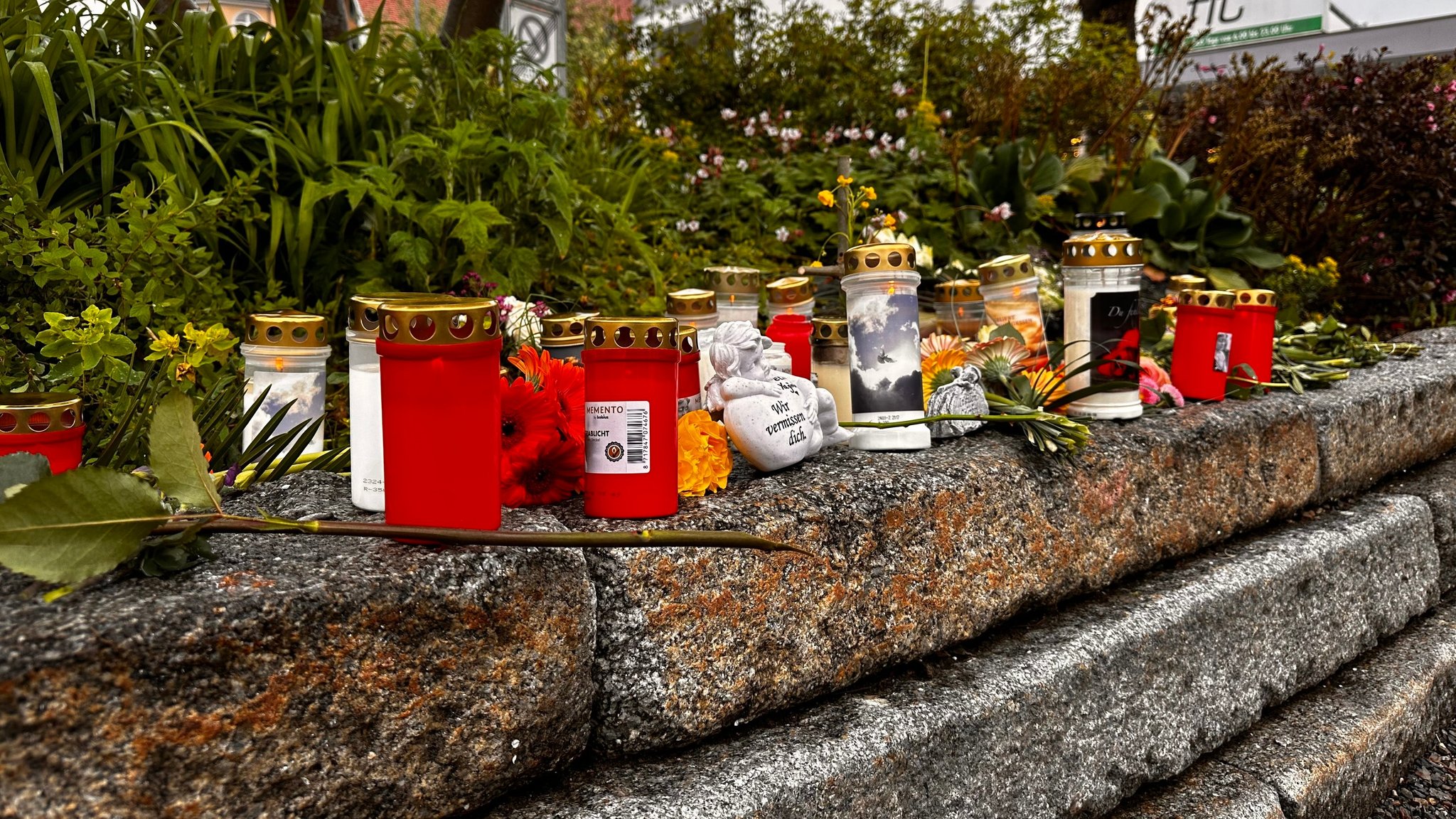 Blumen und Kerzen in Immenstadt – aufgenommen im Mai 2024 nach dem Tod eines Obdachlosen. 