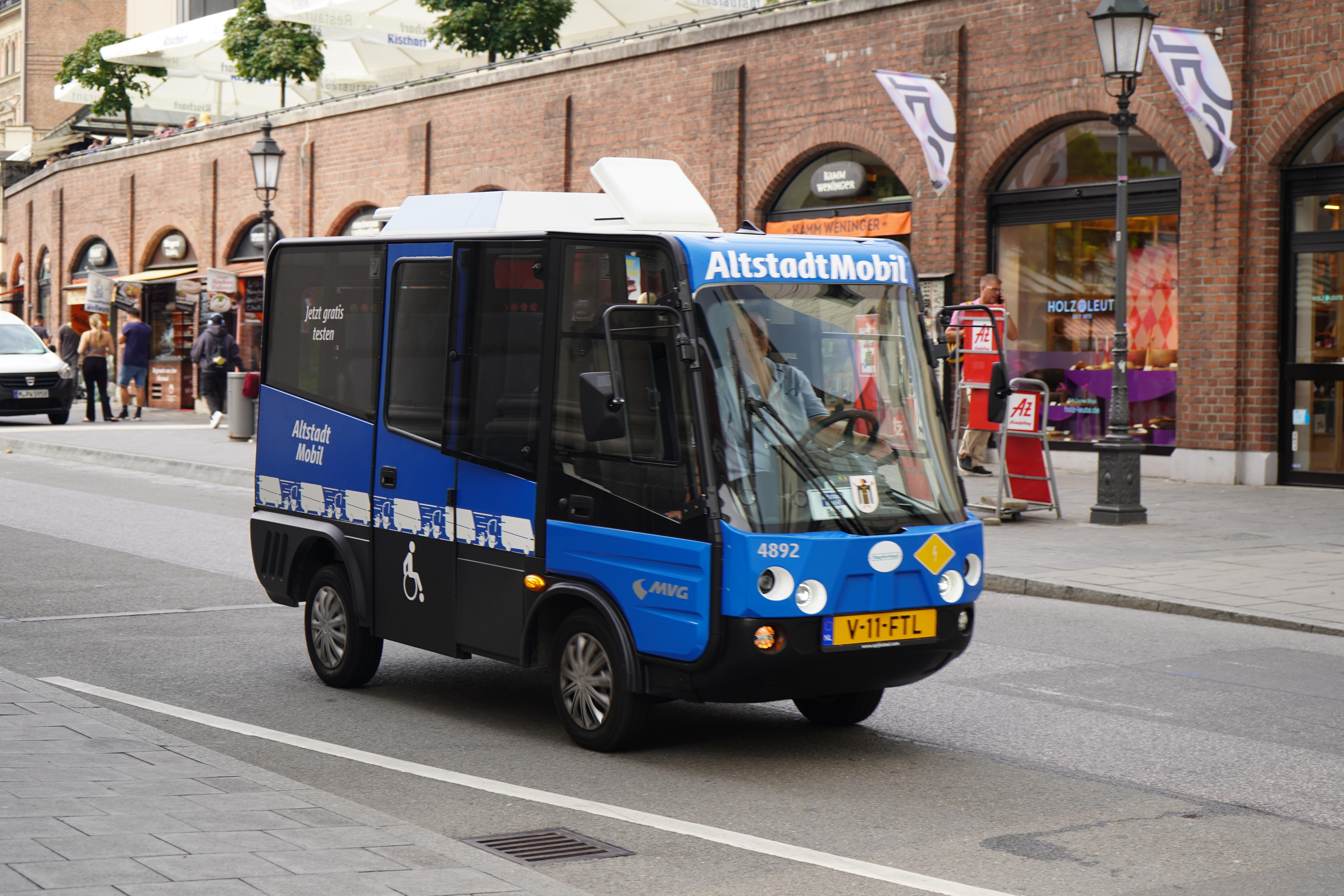Zu sehen ist das Altstadtmobil – ein schmales Gefährt mit sechs Sitzplätzen, das durch die Münchner Altstadt zirkuliert.