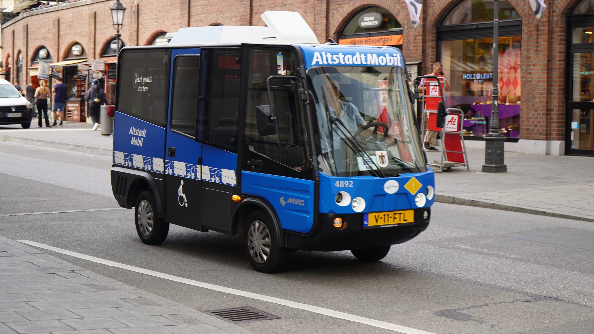 Zu sehen ist das Altstadtmobil – ein schmales Gefährt mit sechs Sitzplätzen, das durch die Münchner Altstadt zirkuliert.