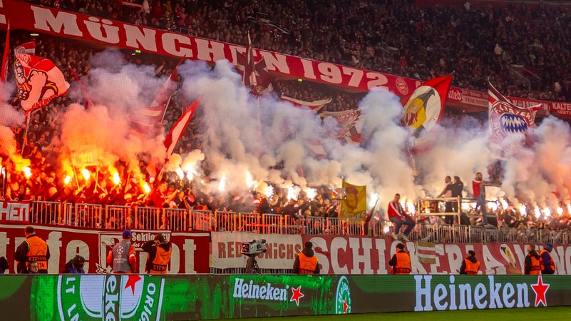 Pyrotechnik beim Champions-League-Heimspiel gegen Lissabon | Bild: picture alliance / Fotostand | Schäfer Pyrotechnik beim Champions-League-Heimspiel gegen Lissabon