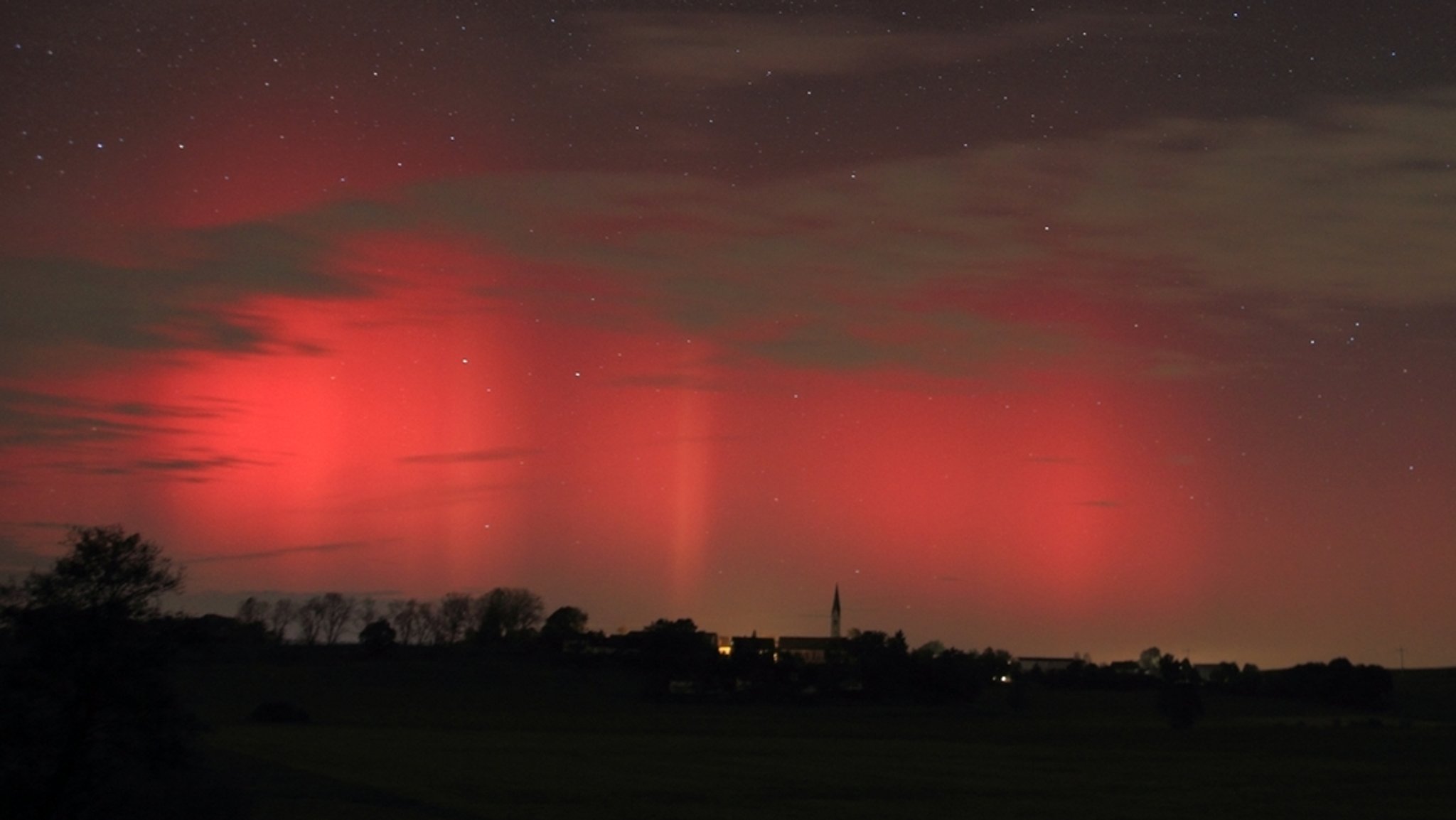 Dieses Polarlicht wurde im Oktober 2011 über Glonntal aufgenommen, als sich der Sonnenfleckenzyklus zuletzt seinem Höhepunkt näherte.