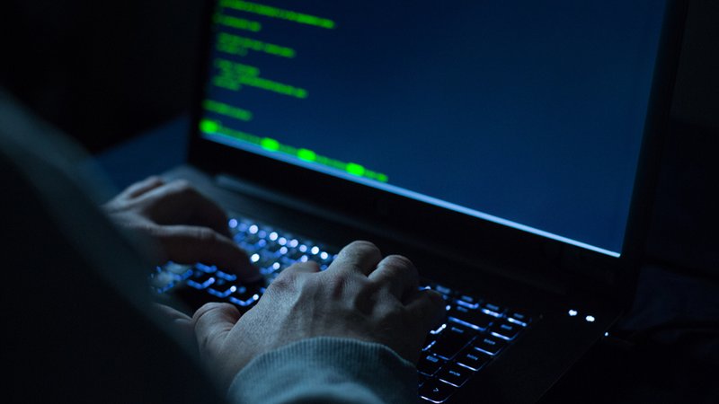 Mann sitzt an Laptop | Bild: BR/Lisa Hinder Mann sitzt an Laptop