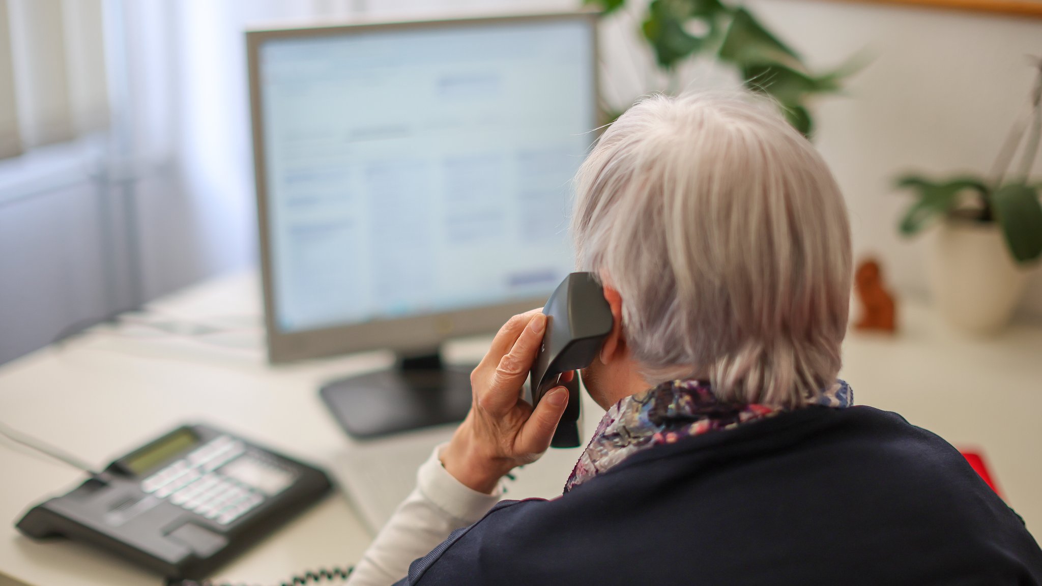 Eine Mitarbeiterin der Telefonseelsorge sitzt an ihrem Arbeitsplatz. | Bild: picture alliance/dpa | Jan Woitas Eine Mitarbeiterin der Telefonseelsorge sitzt an ihrem Arbeitsplatz.