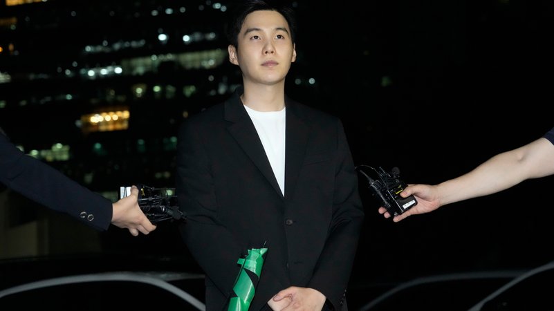 BTS-Mitglied Min Yoon Gi , besser bekannt als "Suga" | Bild: picture alliance / ASSOCIATED PRESS | Ahn Young-joon BTS-Mitglied Min Yoon Gi , besser bekannt als "Suga"