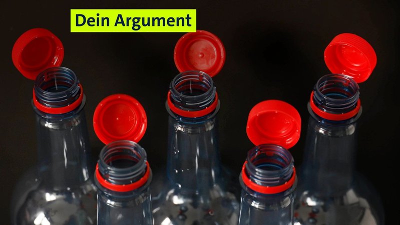 Plastikflaschen mit befestigtem Deckel stehen geöffnet herum. | Bild: picture alliance / Norbert Schmidt | Norbert SCHMIDT Plastikflaschen mit befestigtem Deckel stehen geöffnet herum.