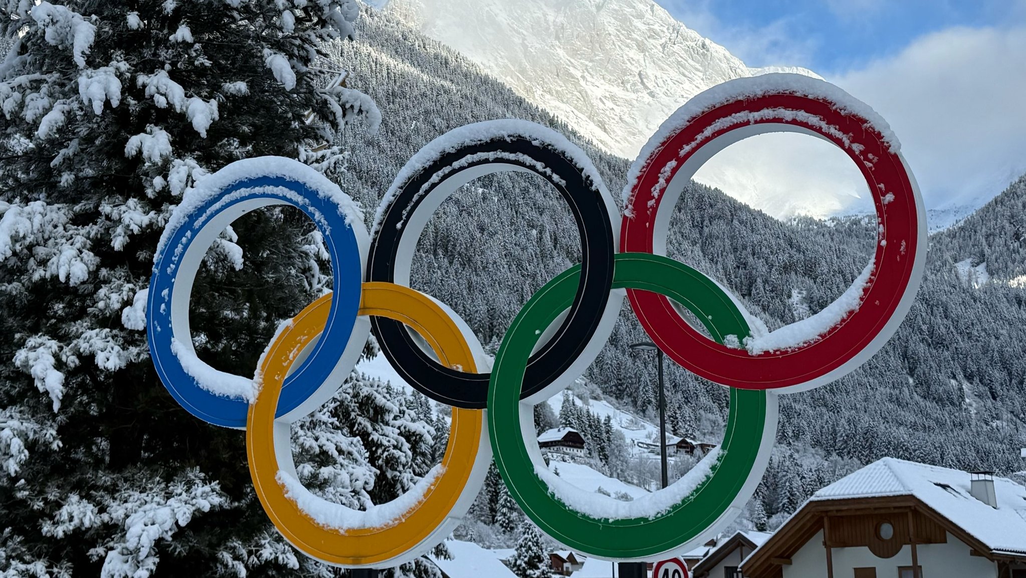 Olympiaringe vor winterlichem Bergpanorama