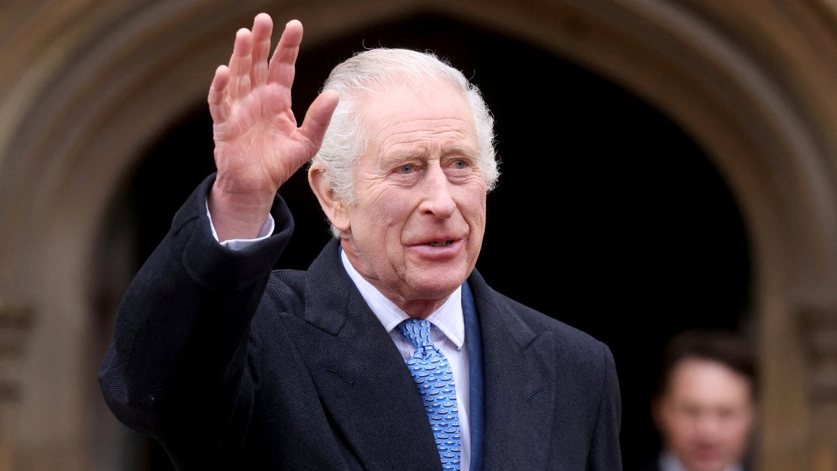 König Charles III. winkt am Ostersonntag nach dem Ostergottesdienst in der St. George's Chapel auf Schloss Windsor. 