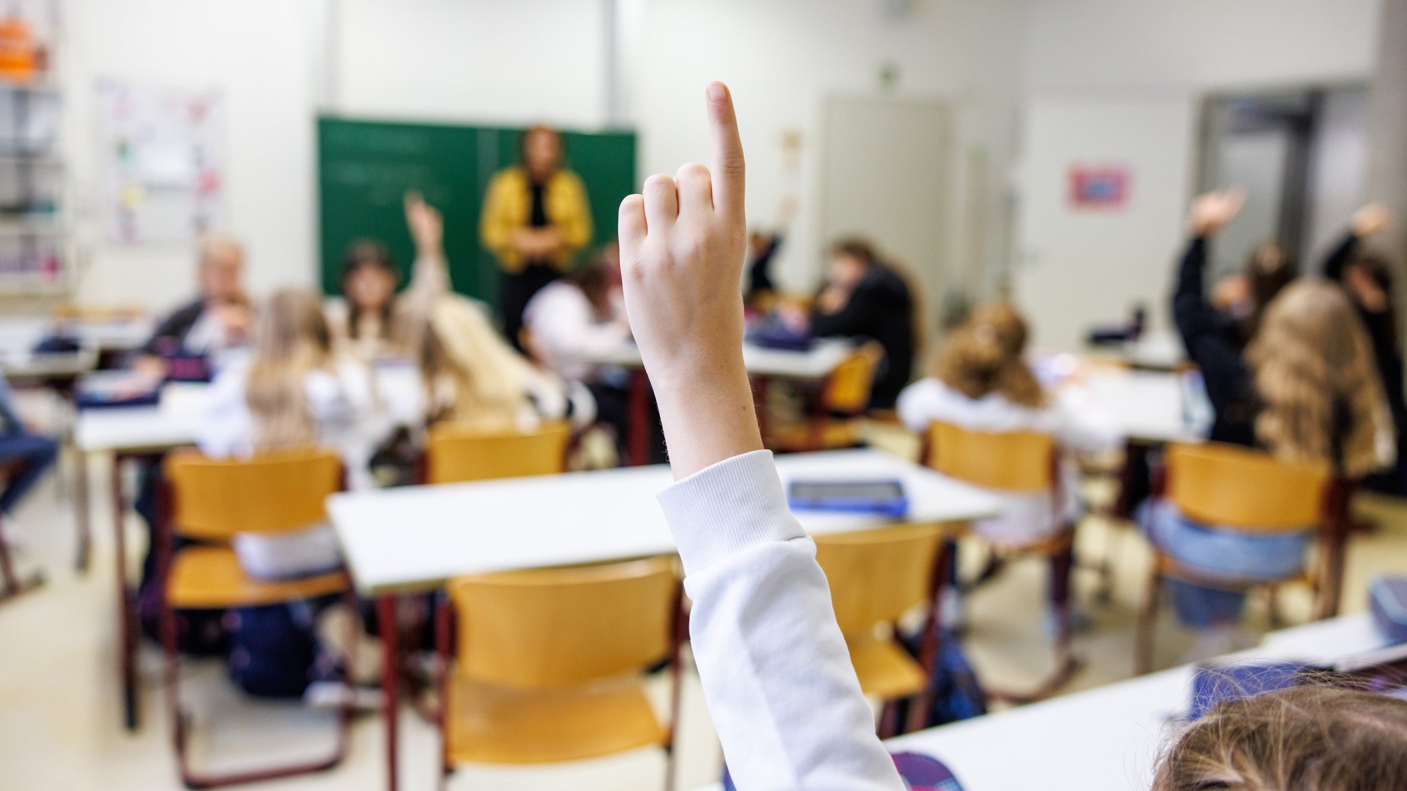 Symbolbild: Schülerinnen einer sechsten Klasse melden sich in einem Klassenraum.