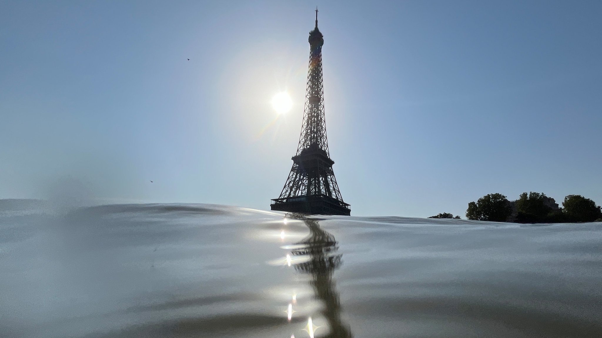 30.07.2024, Frankreich, Paris: Olympia, Paris 2024, Triathlon, Olympische Distanz (Schwimmen, 40 km Radfahren, 10 km Laufen), Männer, der Eiffelturm ist hinter der Seine zu sehen. (zu "Flusswasser zu dreckig: Männer-Triathlon wird verschoben") Foto: Jan Woitas/dpa +++ dpa-Bildfunk +++