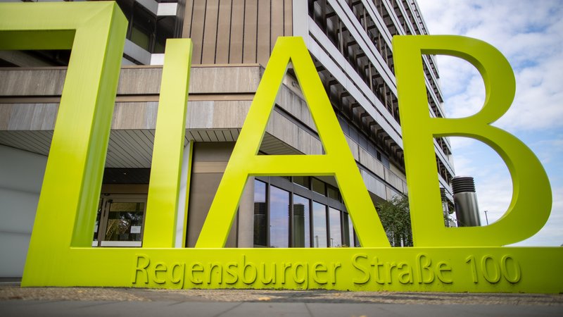Das Nürnberger Institut für Arbeitsmarkt- und Berufsforschung (IAB) in der Regensburger Straße. | Bild: picture alliance/dpa | Daniel Karmann Das Nürnberger Institut für Arbeitsmarkt- und Berufsforschung (IAB) in der Regensburger Straße.