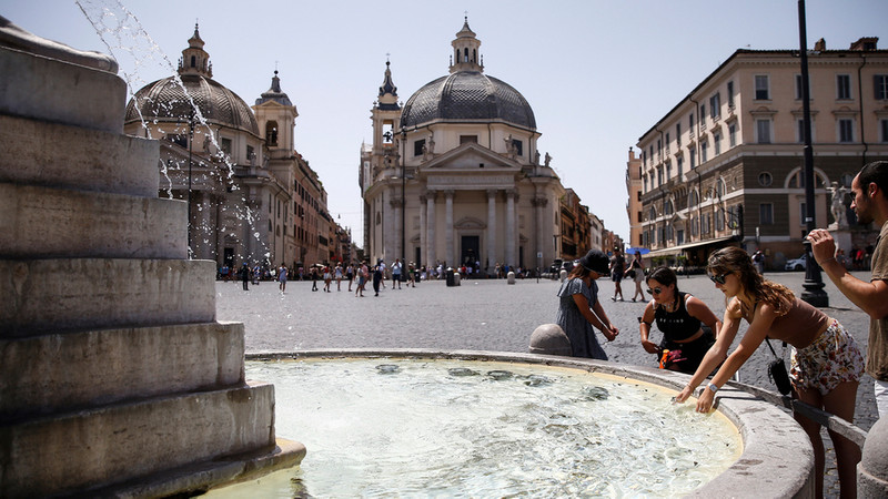 Hitze in Italien: Touristen erfrischen sich in einem Brunnen auf der Piazza del Popolo in Rom.