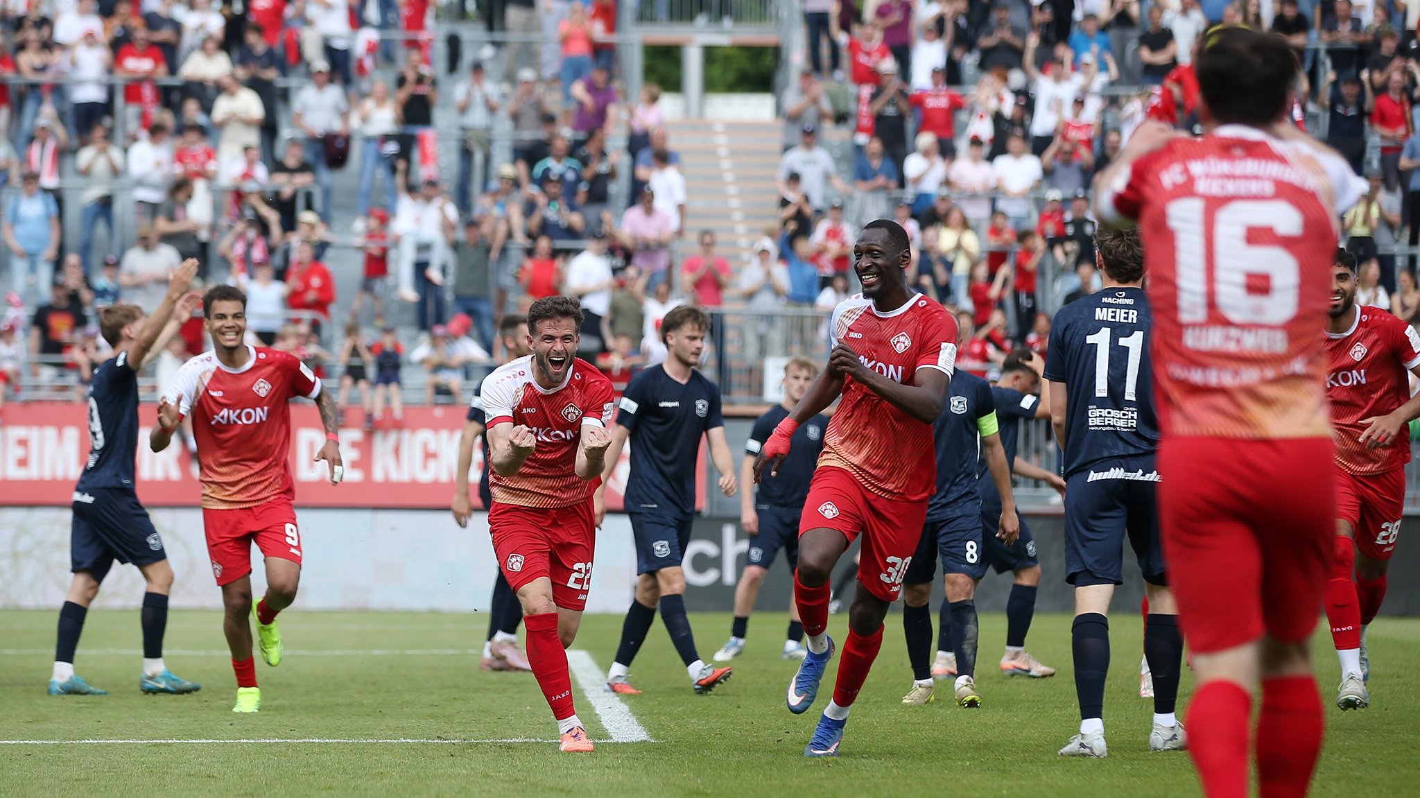 Würzburg deklassiert Unterhaching, 1. FC Nürnberg II ist Meister
