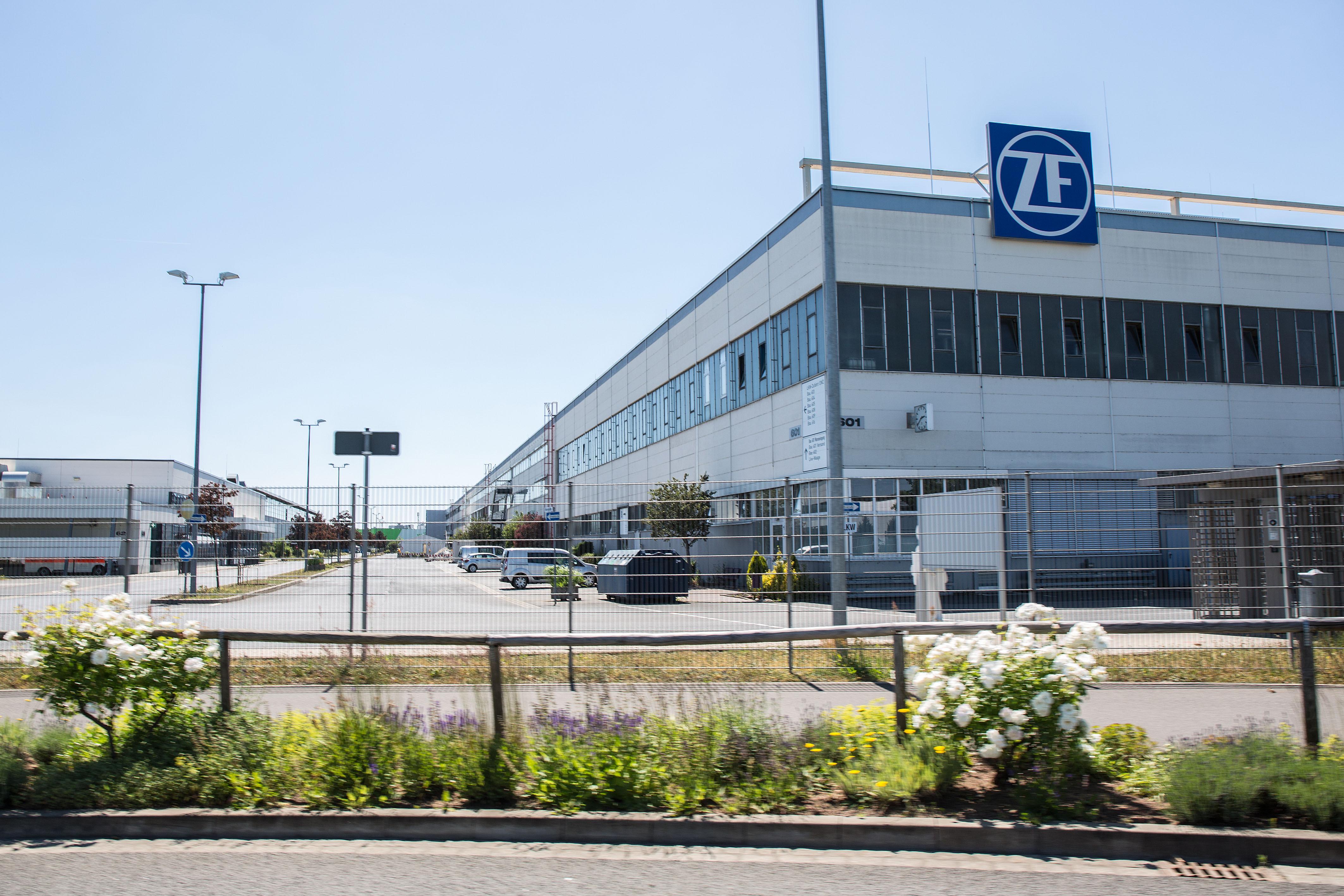 Proteste Gegen Stellenabbau Bei Autozulieferer ZF | BR24