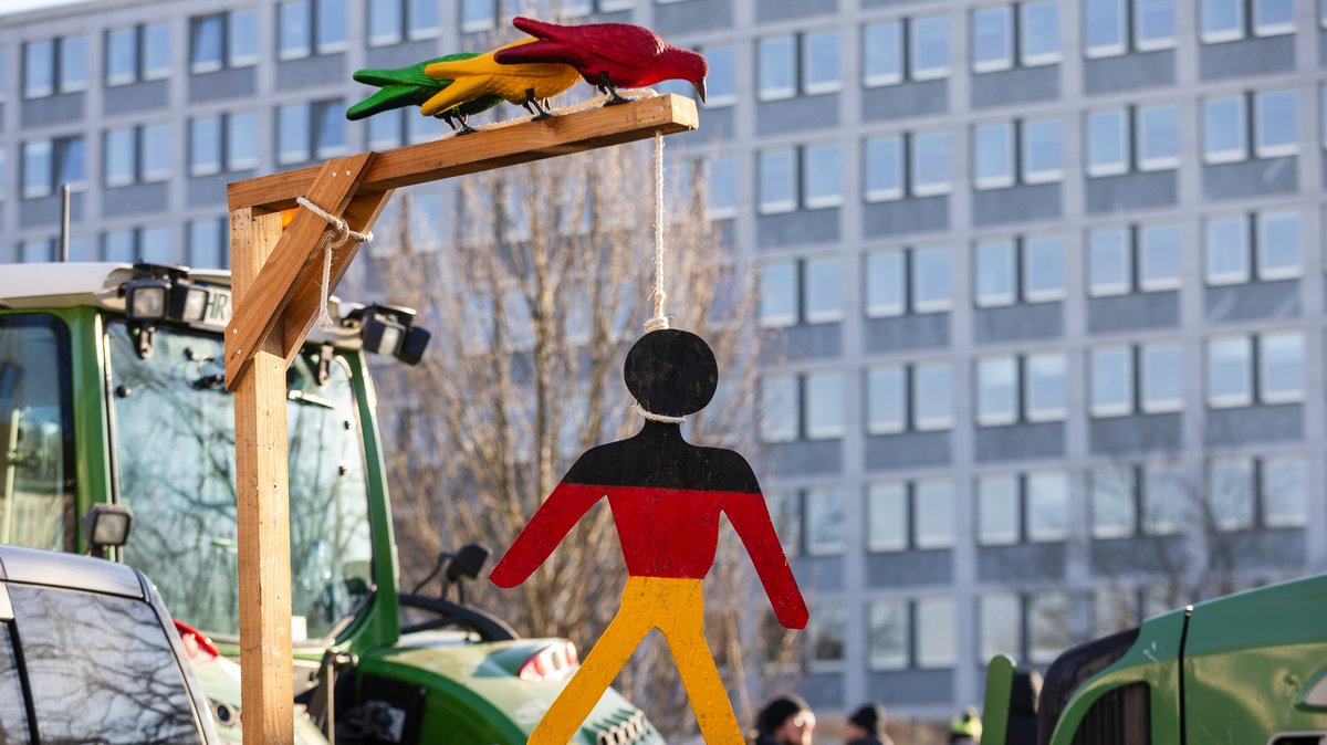 Ein Galgen auf den Bauernprotesten in Kassel