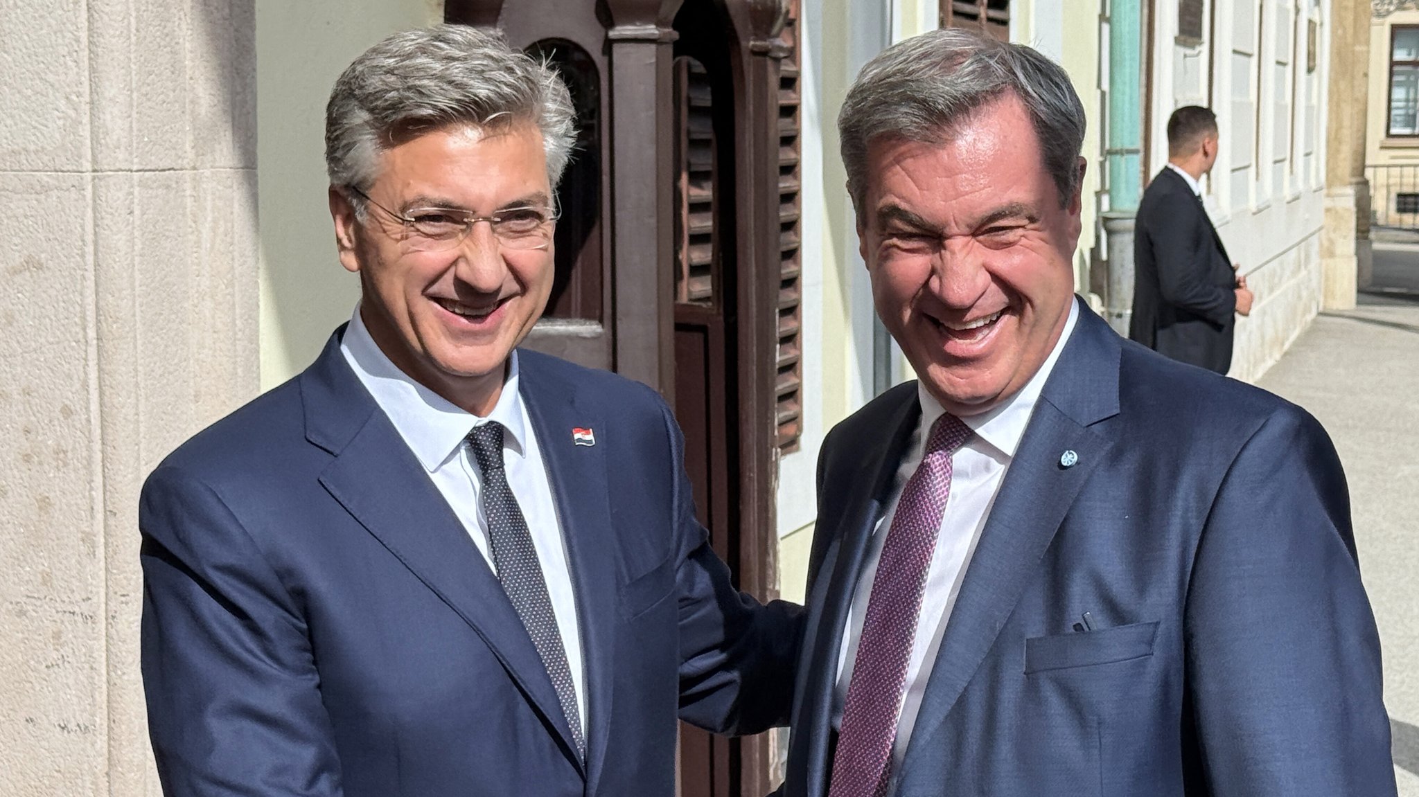 Kroatiens Premier Andrej Plenkovic (l) begrüßt Bayerns Ministerpräsidenten Markus Söder (CSU) bei ihrem Treffen. | Bild: picture alliance/dpa | Christoph Trost Kroatiens Premier Andrej Plenkovic (l) begrüßt Bayerns Ministerpräsidenten Markus Söder (CSU) bei ihrem Treffen.