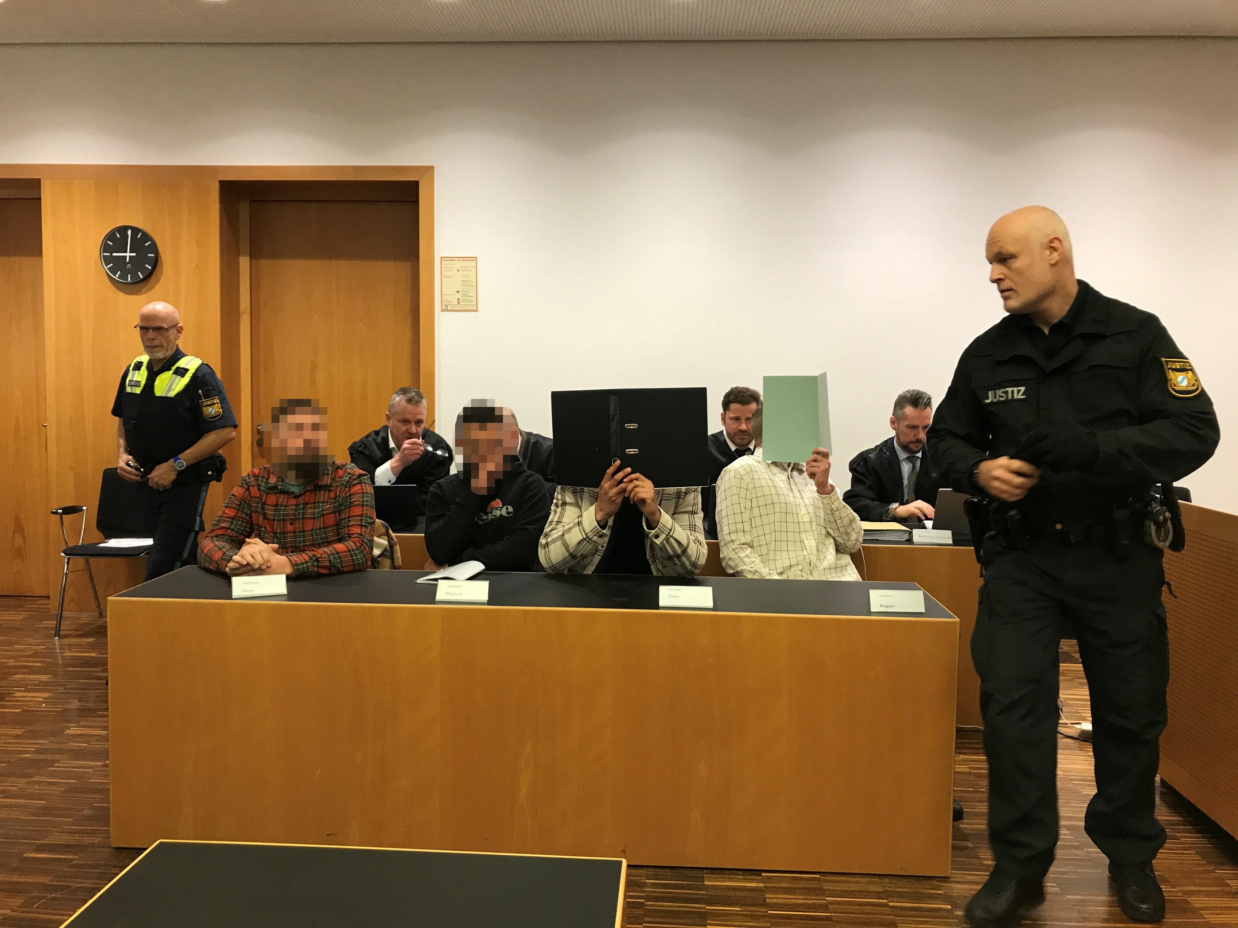 Die vier Angeklagten im "Böller-Prozess" zeigen sich vor dem Landgericht Augsburg geständig.
